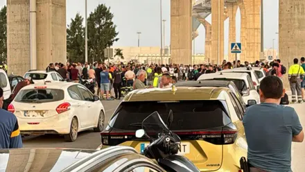 Concentración bajo el Puente de la Constitución de 1812 durante la huelga del metal