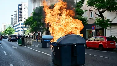Contenedor ardiendo durante las movilizaciones del metal del miércoles 18 de junio.