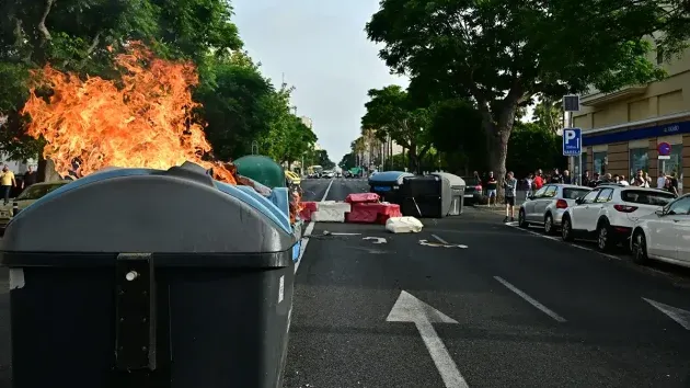 Una barricada con contenedores de basura ardiendo en la avenida principal de Cádiz.