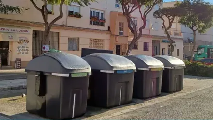 Cuatro contenedores, grises, de basura, en San Fernando.