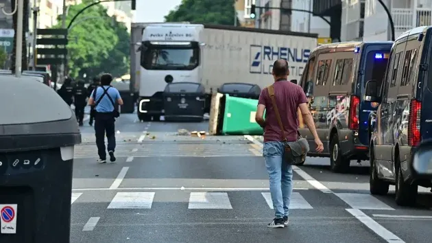 Un camion trata de esquivar las barricadas en la Avenida Cayetano del Toro.