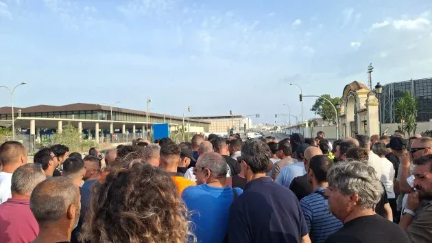 Trabajadores en la Carretera Industrial, en uno de los primeros cortes realizados esta mañana por la industria auxiliar.