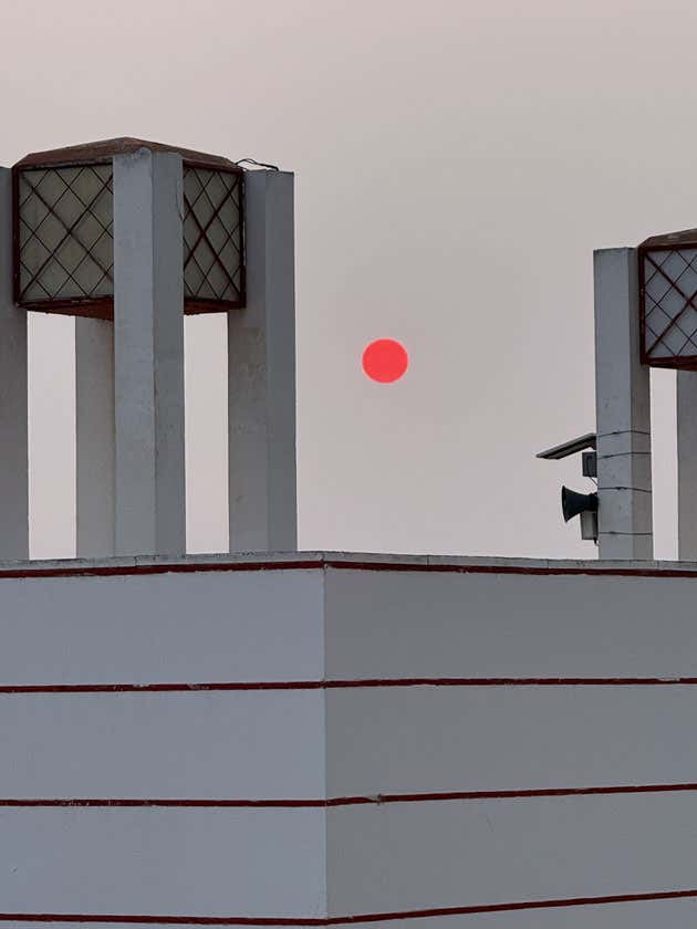 ¿Montaje o realidad? El espectacular sol rojo del atardecer en Cádiz