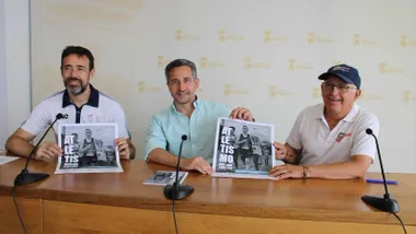 El teniente de alcalde, Jose Vera; el director técnico de la Federación Española de Deportes de Discapacidad Intelectual, Alfredo Salazar, y el presidente de la Delegación de Cádiz de la Federación Andaluza de Atletismo, Juan Fernández sosteniendo el cartel del evento.