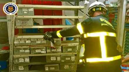Bombero en el lugar del siniestro, al fondo una estantería con productos.