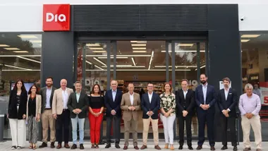 Fuerzas municipales y responsables del Día posando ante la nueva tienda de la Barrosa.