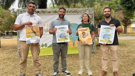 Cuatro representantes de los actos del Día Mundial del Medio Ambiente en Chiclana con el cartel del mismo en sus manos.