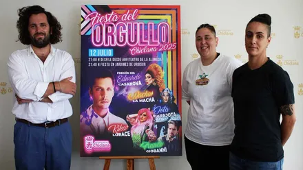 Presentación del cartel de la Fiesta del Orgullo en Chiclana con Guillermo Sierra a la izquierda.