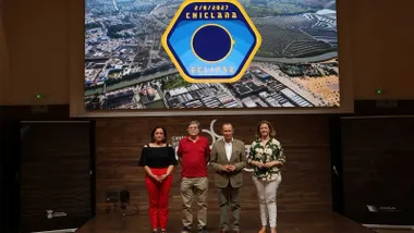 El alcalde y el astrónomo delante del parche de la actividad del eclipse de 2027.