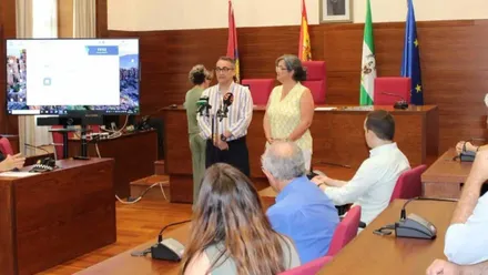 Francis Salado cerrando el programa "Educando en Justicia" junto a la delegada María José Batista.