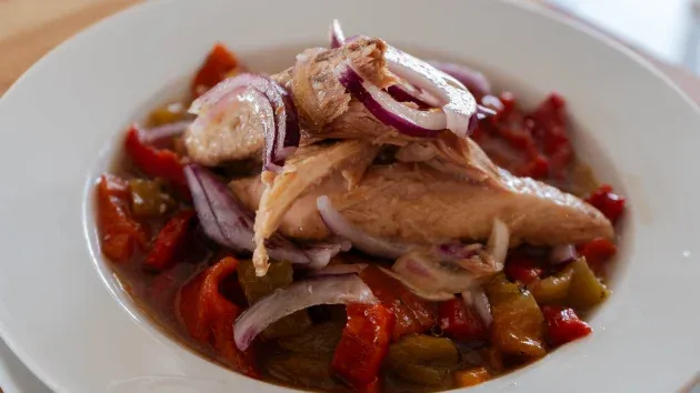 Ensalada de ventresca con pimientos y cebolla roja