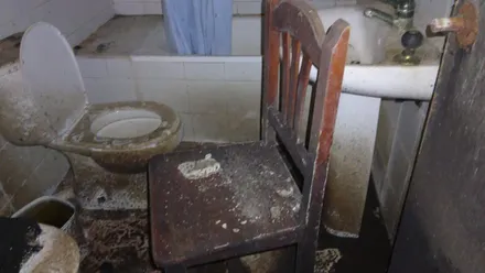 Estado de suciedad y abandono en un baño de un piso de Javier de Burgos 19
