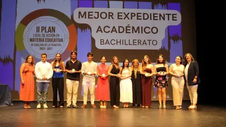 Premiados en la gala de la excelencia educativa en Chiclana posando en el escenario.