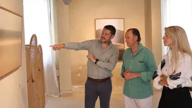 El autor, Paco Marín, señala a una de sus obras acompañado, a su derecha, de José María Román e Isabel Butrón.