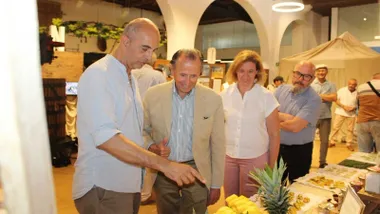 El alcalde de Chiclana, con chaqueta beige, observa un detalle de la exposición.