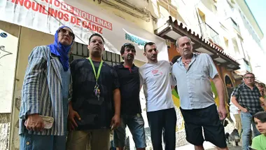 Las familias afectadas por la situación en la finca de Javier de Burgos 19 durante el acto de protesta