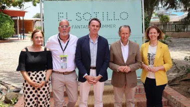 Autoridades de Chiclana y organizadores posan delante de un cartel verde agua de El Sotillo.