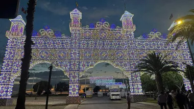 Portada de Feria en tonos azules y morados en Chiclana.