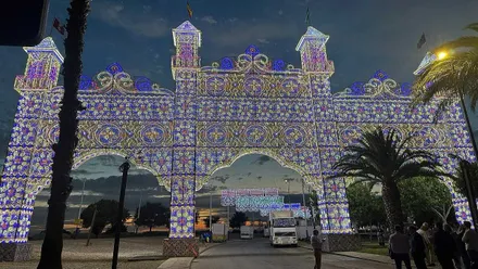Portada de Feria en tonos azules y morados en Chiclana.