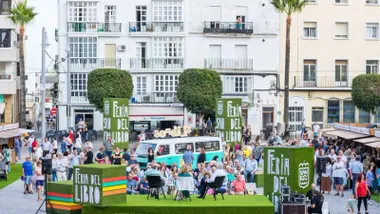 Conferencia en la Feria del Libro sobre escenario en verde, en la plaza central, de San Fernando.