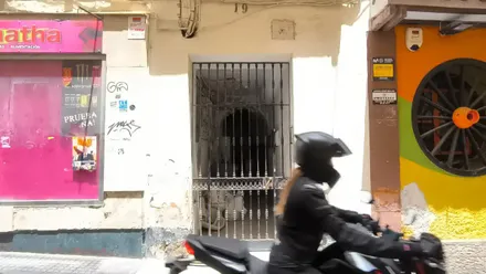 Entrada de la finca 19 de la Calle Javier de Burgos de Cádiz.