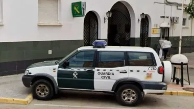 Vehículo de la Guardia Civil en el puesto de Chiclana.