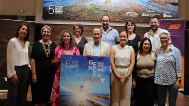 El alcalde de Chiclana, José María Román, rodeado de las organizadoras de Generamma 2025.