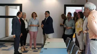 José María Román, en traje de chaqueta oscura, en su visita al HUB de Chiclana.