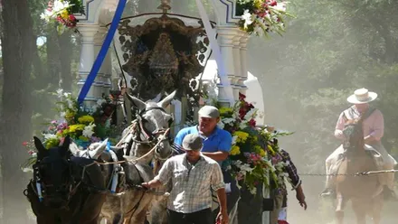 Carreta por el Camino del Rocío, en el interior el Simpecado de la Hermandad de San Fernando.
