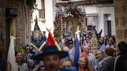Cortejo de la Hermandad del Rocío por las calles de Cádiz
