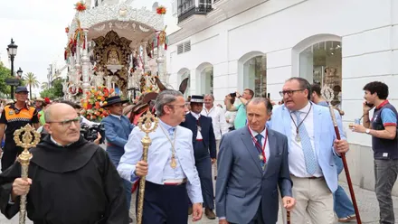 El alcalde junto al hermano mayor de la Hermandad del Rocío de Chiclana, tras ellos la carreta con el Simpecado.
