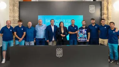 Patricia Cavada y los representantes del hockey hierba posan en la presentación de la prueba deportiva tras la mesa en el Ayuntamiento.