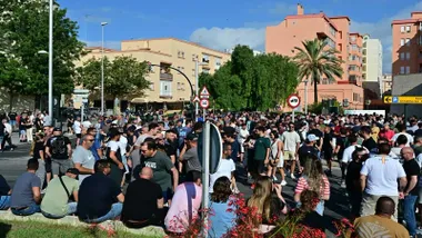 Muchas personas cortando una calle por la huelga del metal.