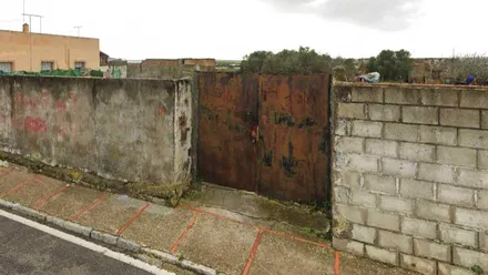 Muro de cemento y puerta de acero oxidada donde se hará la zona verde en San Fernando.