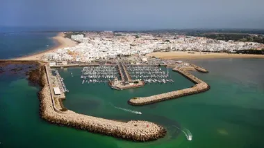 Esta localidad de Cádiz suma hasta una docena de banderas azules entre playas, puerto, senderos y centros azules.