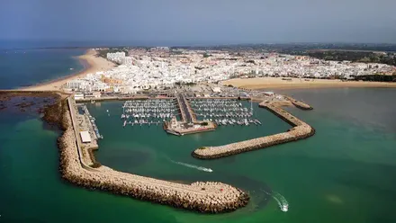 Esta localidad de Cádiz suma hasta una docena de banderas azules entre playas, puerto, senderos y centros azules.