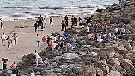 Imagen captada por un viandante desde el paseo superior a la playa de Santa María del Mar