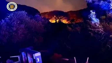 Imagen nocturna donde destaca el foco del incendio en zona boscosa de Puerto Real.