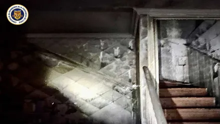 Escalera y paredes calcinadas de la vivienda que ardió en San Fernando.