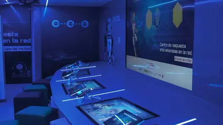 Sala azul del Incibe donde se desarrollan temáticas de ciberseguridad.