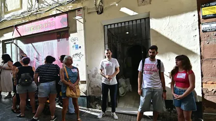 Momento del acto de protesta por el estado del número 19 de la calle Javier de Burgos.