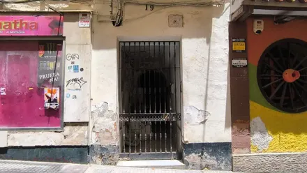 Acceso al núero 19 de la calle Javier de Burgos de Cádiz