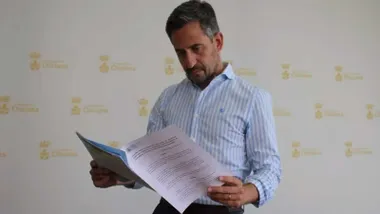 El delegado de Seguridad de Chiclana, José Vera, lee un documento que sostiene en las manos.
