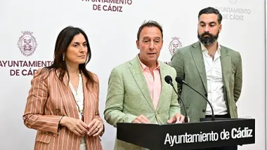 La concejala de Vivienda, Ana Sanjuan, junto a los concejales José Manuel Cossi y Carlos Lucero en una rueda de prensa
