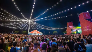 Luces y escenario plagado de gente en la Fiesta de La Casería.