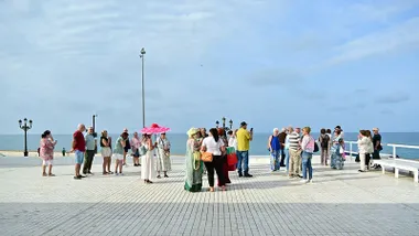Un grupo de turistas observan Cádiz desde el mirado Entrecatedrales