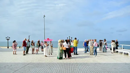 Un grupo de turistas observan Cádiz desde el mirado Entrecatedrales