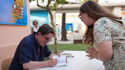 Luis García Montero firma un ejemplar de una de sus obras en la jornada del sábado de la Feria del Libro de Cádiz.