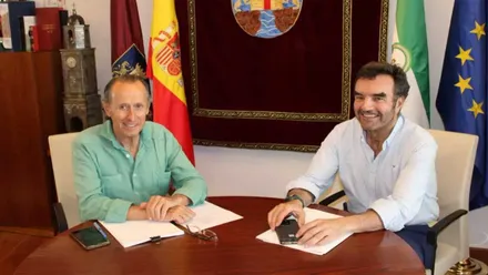 José María Román, a la izquierda, con camisa verde y Millán Alegre, a la derecha, con camisa blanca.