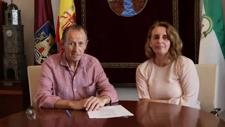 Los alcaldes de Chiclana y Puerto Real juntos, él a la izquierda y ella a la derecha tras una mesa de madera.